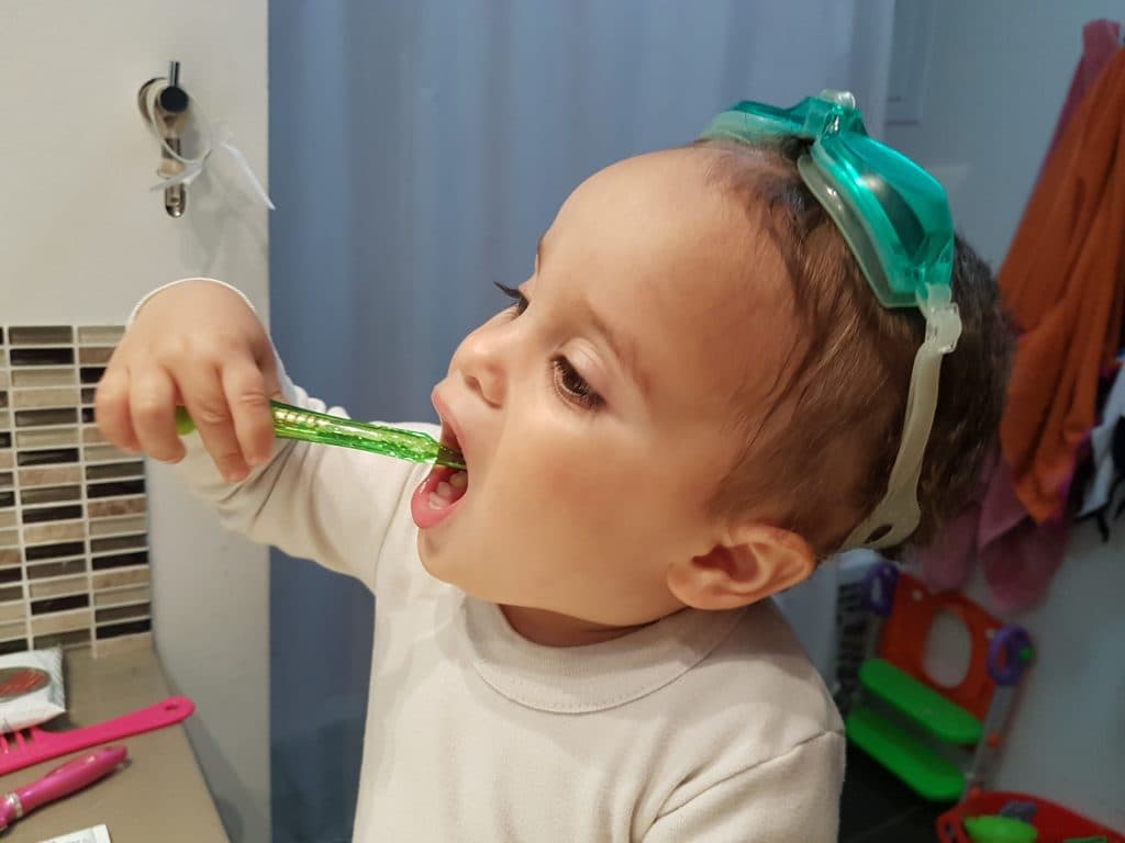 פעוט מצחצח שיניים בעצמו ובהנאה